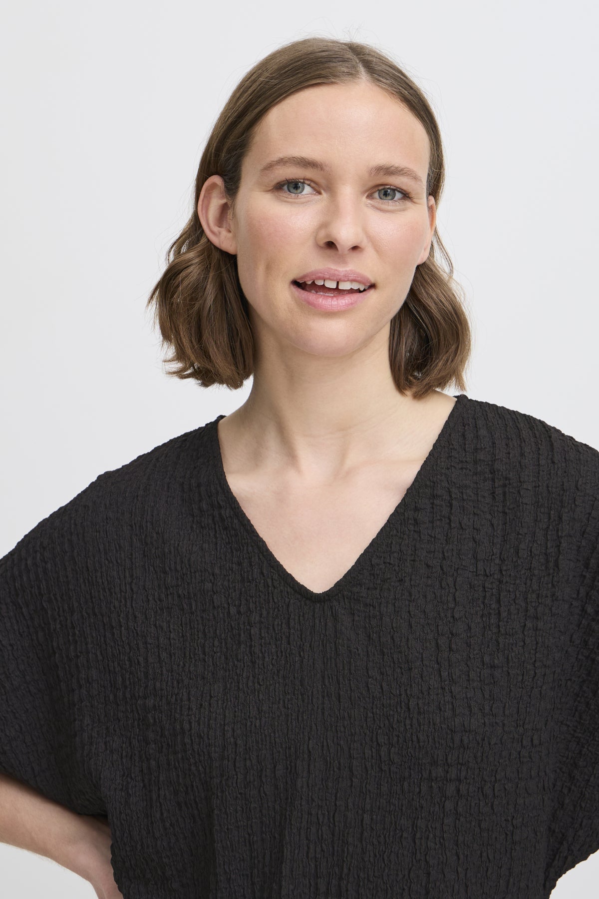 Black T-shirts - Byummi Tshirt van b.young